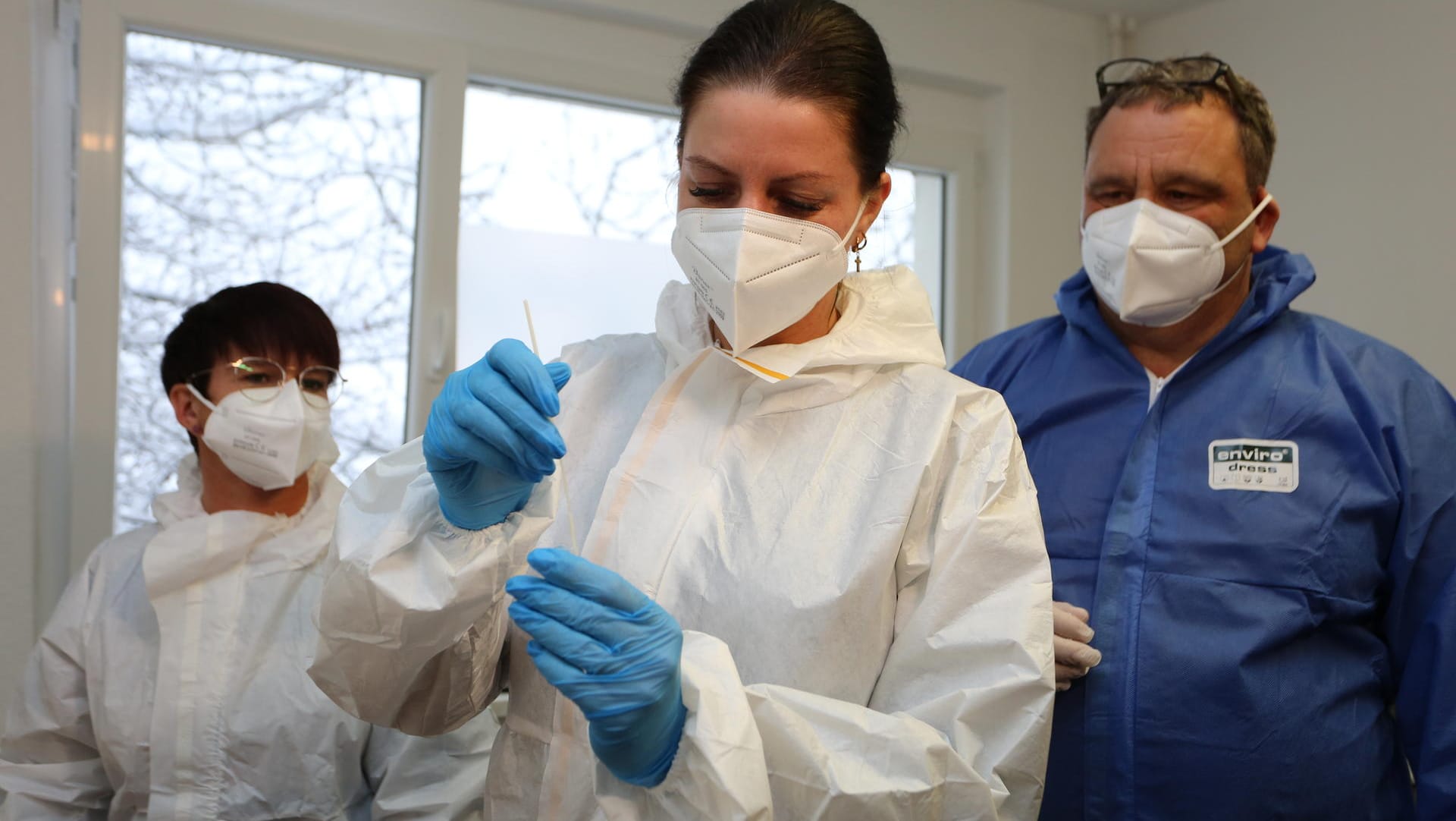 Sachsen-Anhalt, Wernigerode: Ein Team der Fieberambulanz nimmt die Corona-Tests vor.