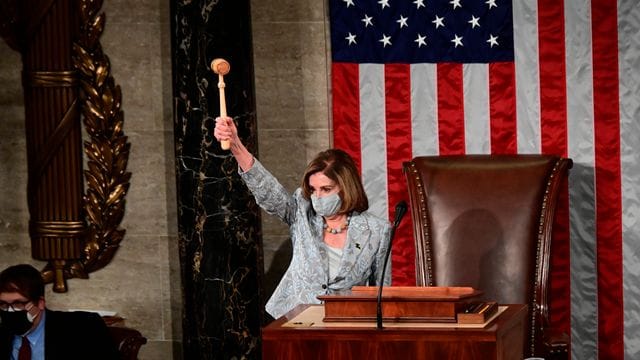 In den vergangenen zwei Jahren an der Spitze der Parlamentskammer war Pelosi politisch die mächtigste Frau Amerikas und oft die wichtigste Gegenspielerin von Präsident Donald Trump. In den vergangenen zwei Jahren an der Spitze der Parlamentskammer war Pelosi politisch die mächtigste Frau Amerikas und oft die wichtigste Gegenspielerin von Präsident Donald Trump.