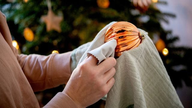 Gründlich säubern vor dem Einlagern bis zum nächsten Weihnachtsfest: Für manche Christbaumkugeln ist ein Brillenputztuch dafür eine gute Wahl.