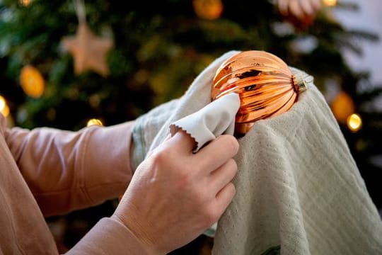 Gründlich säubern vor dem Einlagern bis zum nächsten Weihnachtsfest: Für manche Christbaumkugeln ist ein Brillenputztuch dafür eine gute Wahl.