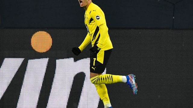 Dortmunds Jadon Sancho bejubelt sein Tor zum 2:0.