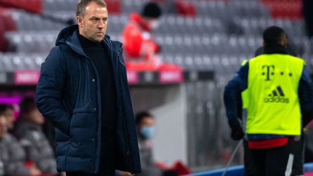 Trainer Hansi Flick verfolgt das Spiel.