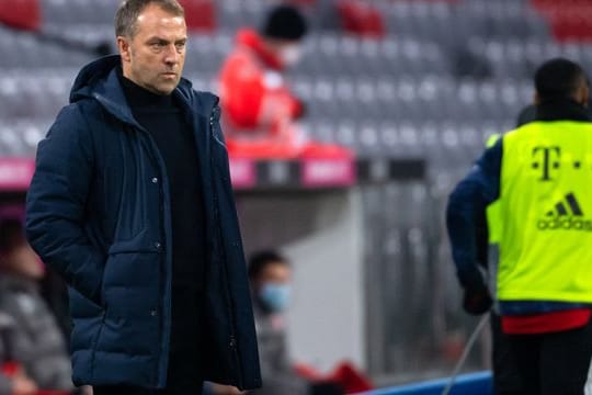 Trainer Hansi Flick verfolgt das Spiel.