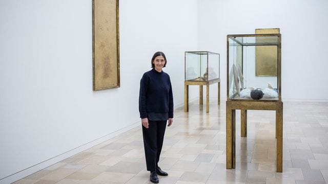 Susanne Gaensheimer, Direktorin der Kunstsammlung Nordrhein-Westfalen, steht im Museum K20 vor einer Sammlung von Joseph Beuys. Susanne Gaensheimer, Direktorin der Kunstsammlung Nordrhein-Westfalen, steht im Museum K20 vor einer Sammlung von Joseph Beuys.