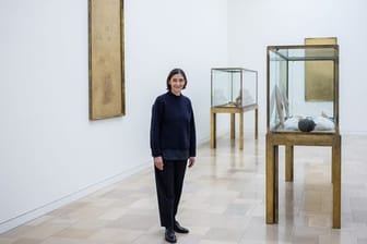 Susanne Gaensheimer, Direktorin der Kunstsammlung Nordrhein-Westfalen, steht im Museum K20 vor einer Sammlung von Joseph Beuys.