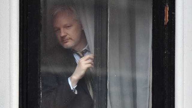 Wikileaks-Gründer Julian Assange an einem Fenster der ecuadorianischen Botschaft (Archiv).
