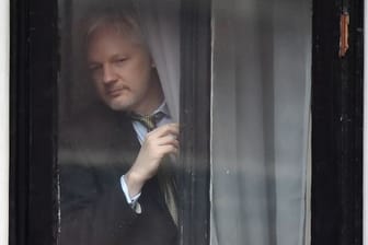 Wikileaks-Gründer Julian Assange an einem Fenster der ecuadorianischen Botschaft (Archiv).