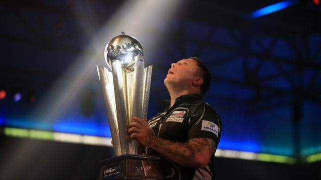 Der neue Weltmeister Gerwyn Price aus Wales hält seine Trophäe. Der neue Weltmeister Gerwyn Price aus Wales hält seine Trophäe.