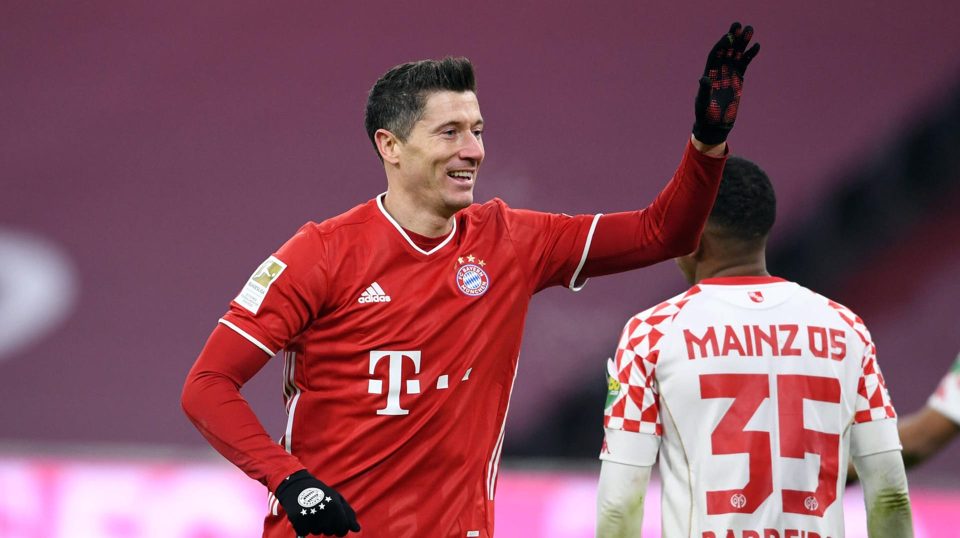 Robert Lewandowski jubelt: Der Stürmer erzielte in dieser Saison bereits 19 Treffer.