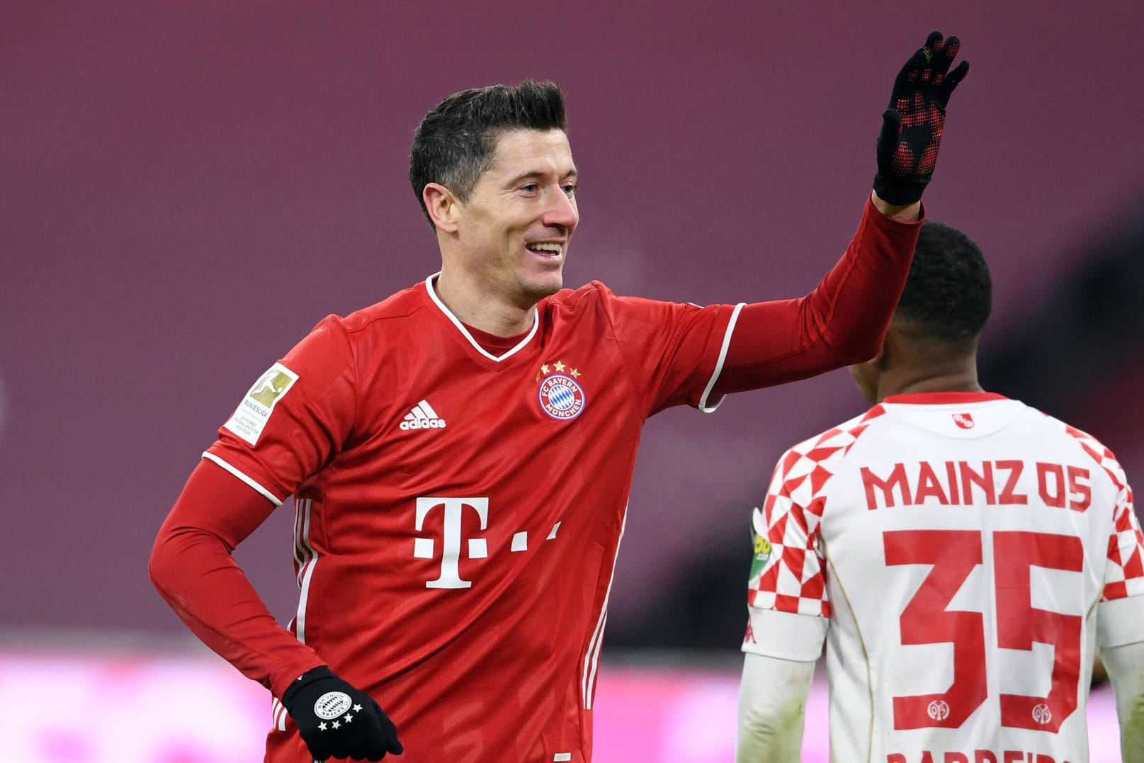 Robert Lewandowski jubelt: Der Stürmer erzielte in dieser Saison bereits 19 Treffer.