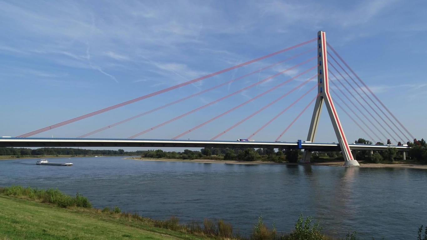 Blick auf die Fleher Brücke: Die Feuerwehr hat einen Labrador-Mischling aus dem Rhein gerettet.
