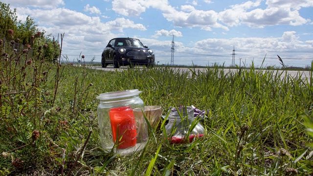 Kerzen und Blumen sind an der Unfallstelle an einer Landstraße bei Sachsenheim aufgestellt. Kerzen und Blumen sind an der Unfallstelle an einer Landstraße bei Sachsenheim aufgestellt.