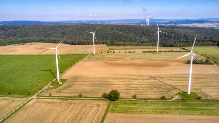 Windräder in Ottenstein in Niedersachsen: In der Pandemie ist der Anteil Erneuerbarer Energien am Stromverbrauch gestiegen.