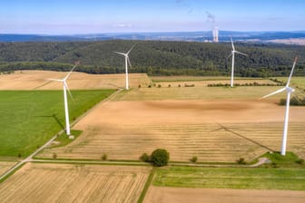 Windräder in Ottenstein in Niedersachsen: In der Pandemie ist der Anteil Erneuerbarer Energien am Stromverbrauch gestiegen.