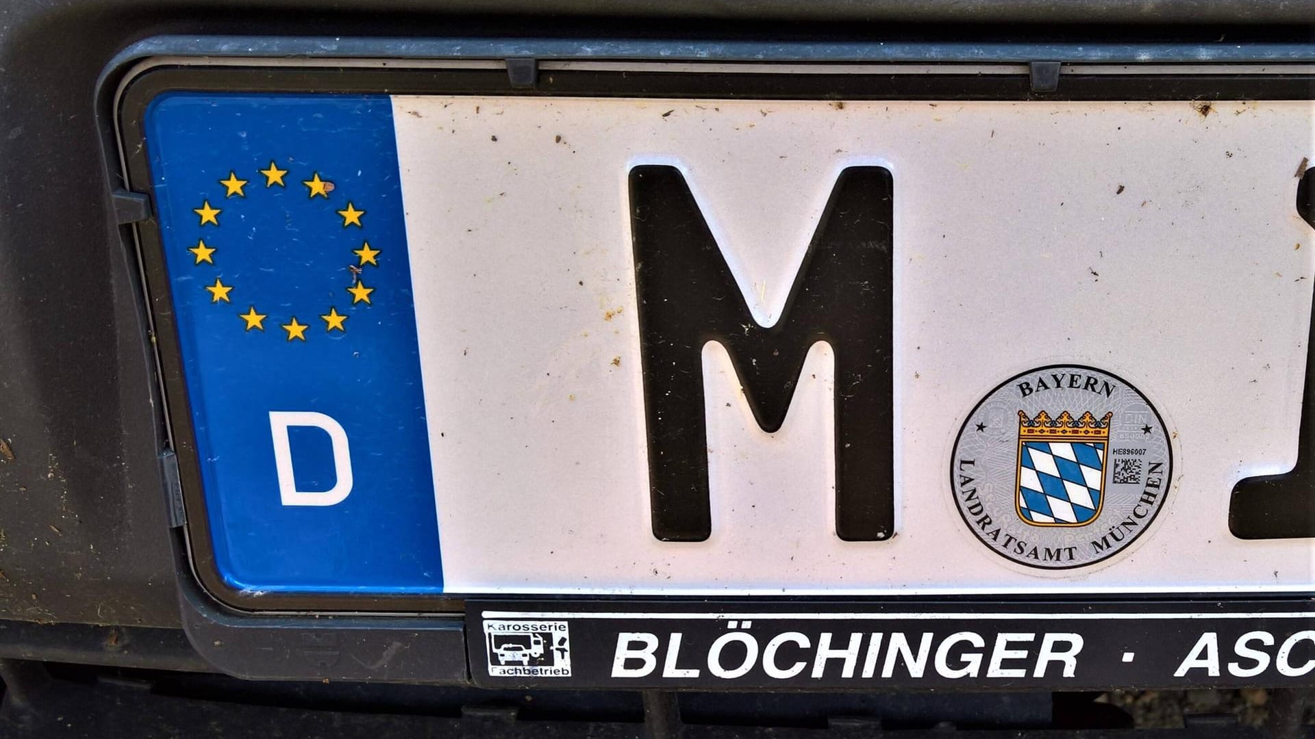 KFZ-Kennzeichen München (Symbolbild): In Miesbach ist ein Schild gegen Münchner aufgestellt worden.