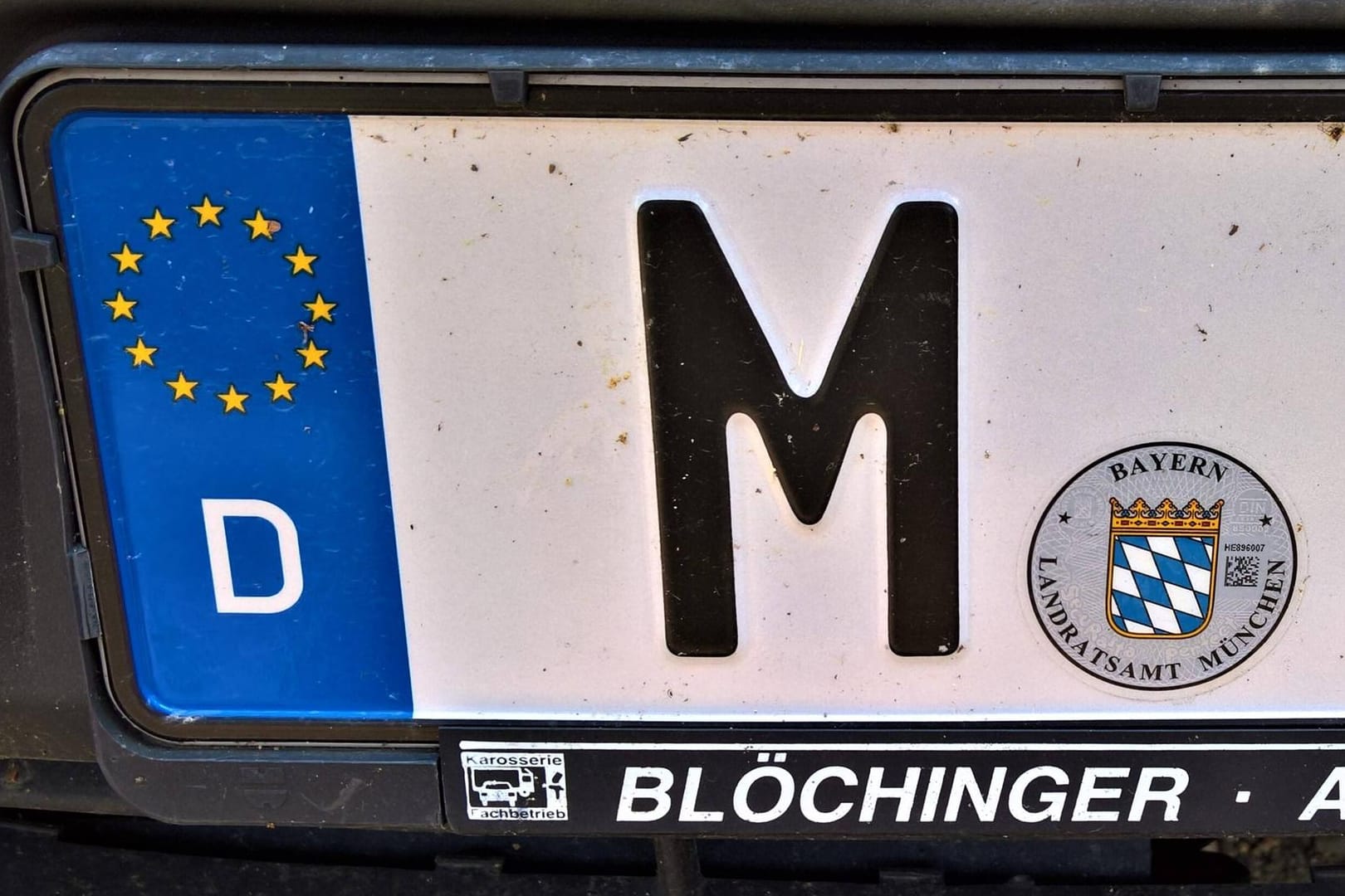 KFZ-Kennzeichen München (Symbolbild): In Miesbach ist ein Schild gegen Münchner aufgestellt worden.