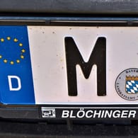 KFZ-Kennzeichen München (Symbolbild): In Miesbach ist ein Schild gegen Münchner aufgestellt worden.