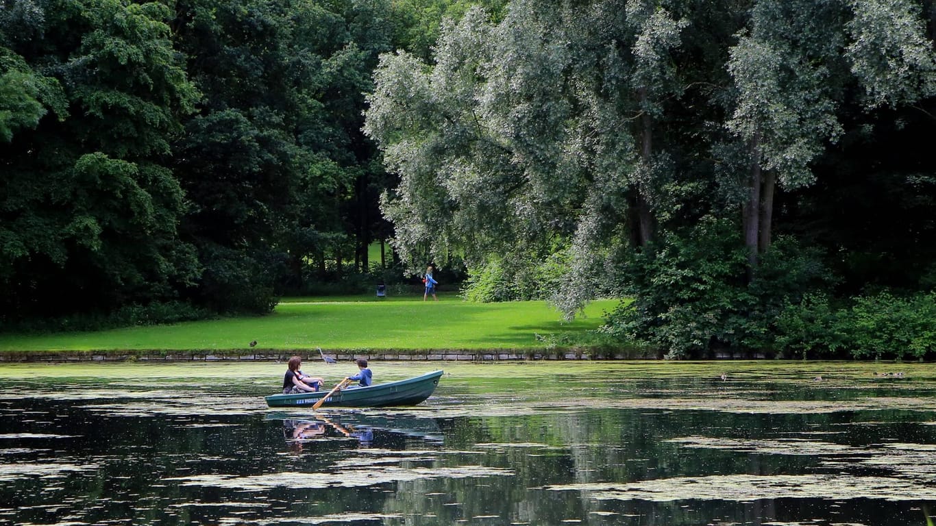 Ein Boot auf dem See im Bonner Naherholungsgebiet Rheinaue (Symbolbild): Der See soll für mehrere Millionen Euro saniert werden.