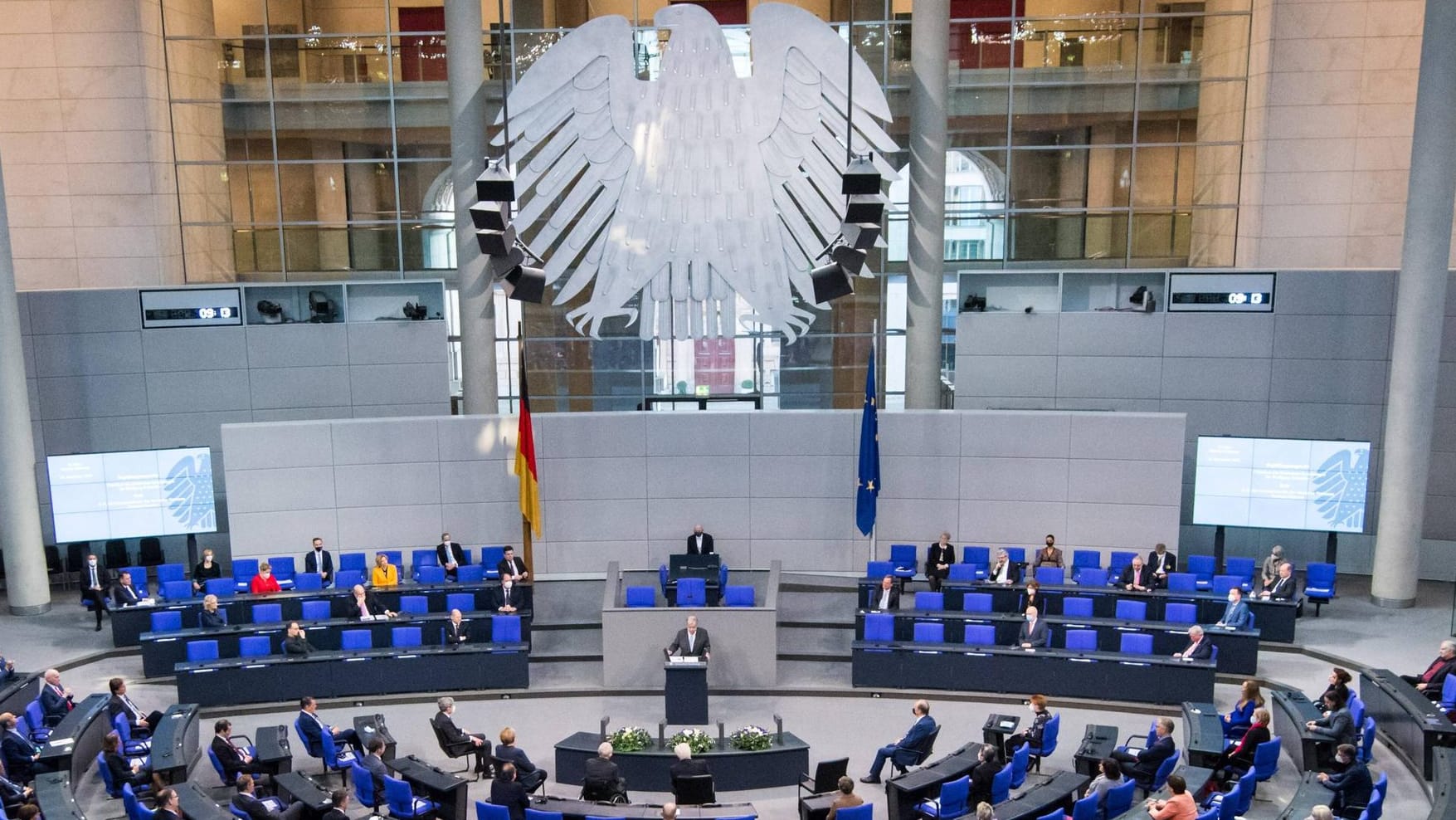 Der Deutsche Bundestag (Symbolbild): Den Abgeordneten droht erstmals eine Diäten-Senkung.