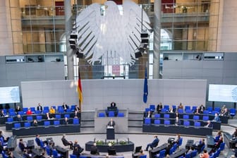 Der Deutsche Bundestag (Symbolbild): Den Abgeordneten droht erstmals eine Diäten-Senkung.