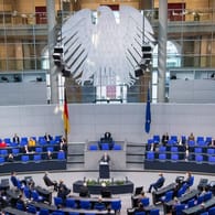 Der Deutsche Bundestag (Symbolbild): Den Abgeordneten droht erstmals eine Diäten-Senkung.