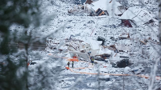 Rettungsmannschaften sind nach dem Erdrutsch in Ask zwischen zerstörten Gebäuden im Einsatz.