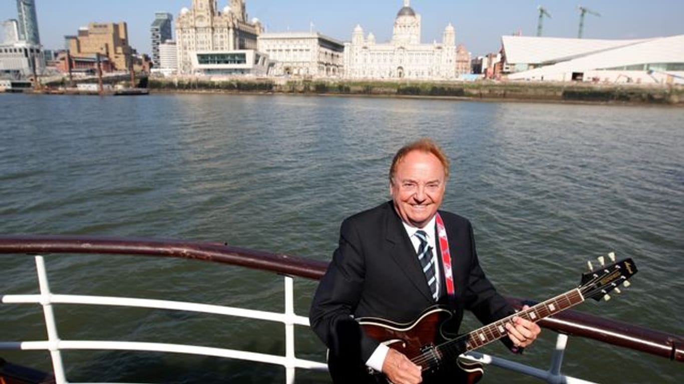 Gerry Marsden an Bord der Mersey-Fähre vor der Skyline von Liverpool.