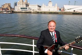 Gerry Marsden an Bord der Mersey-Fähre vor der Skyline von Liverpool.