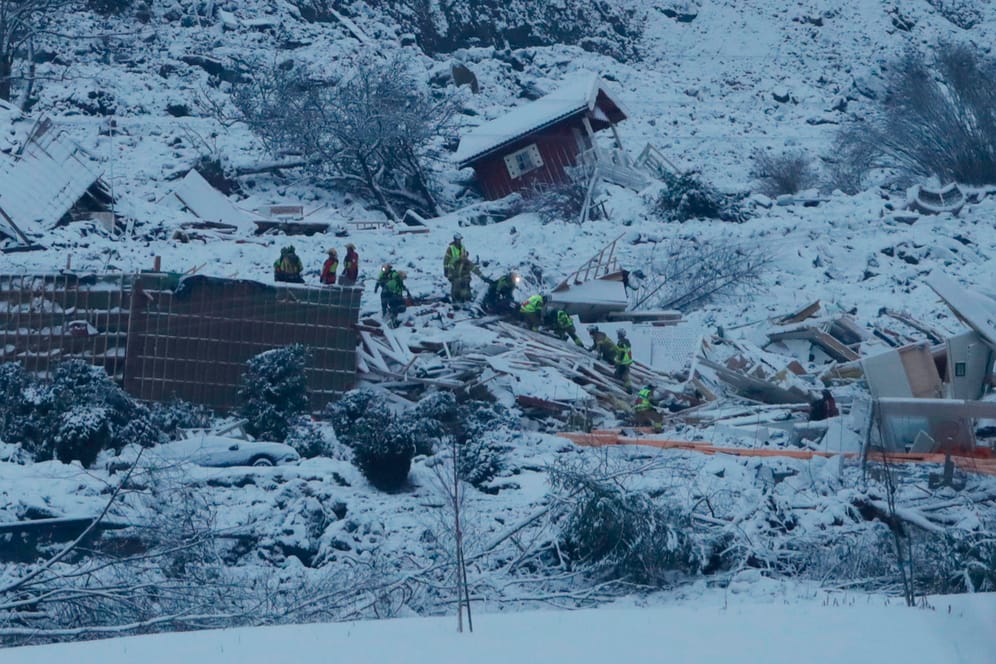 Rettungskräfte suchen nach einem Erdrutsch nach Vermissten: Sieben Tote wurden bisher geborgen.