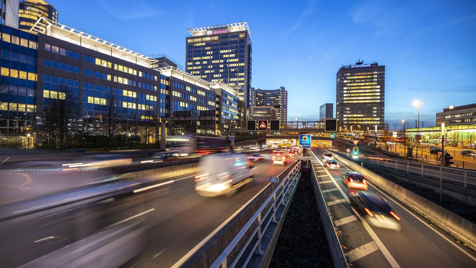 Der Ruhrschnellweg in Essen, Anschlussstelle Essen-Zentrum (Archivbild): Der Ruhrschnellwegtunnel wird für Arbeiten nachts gesperrt.