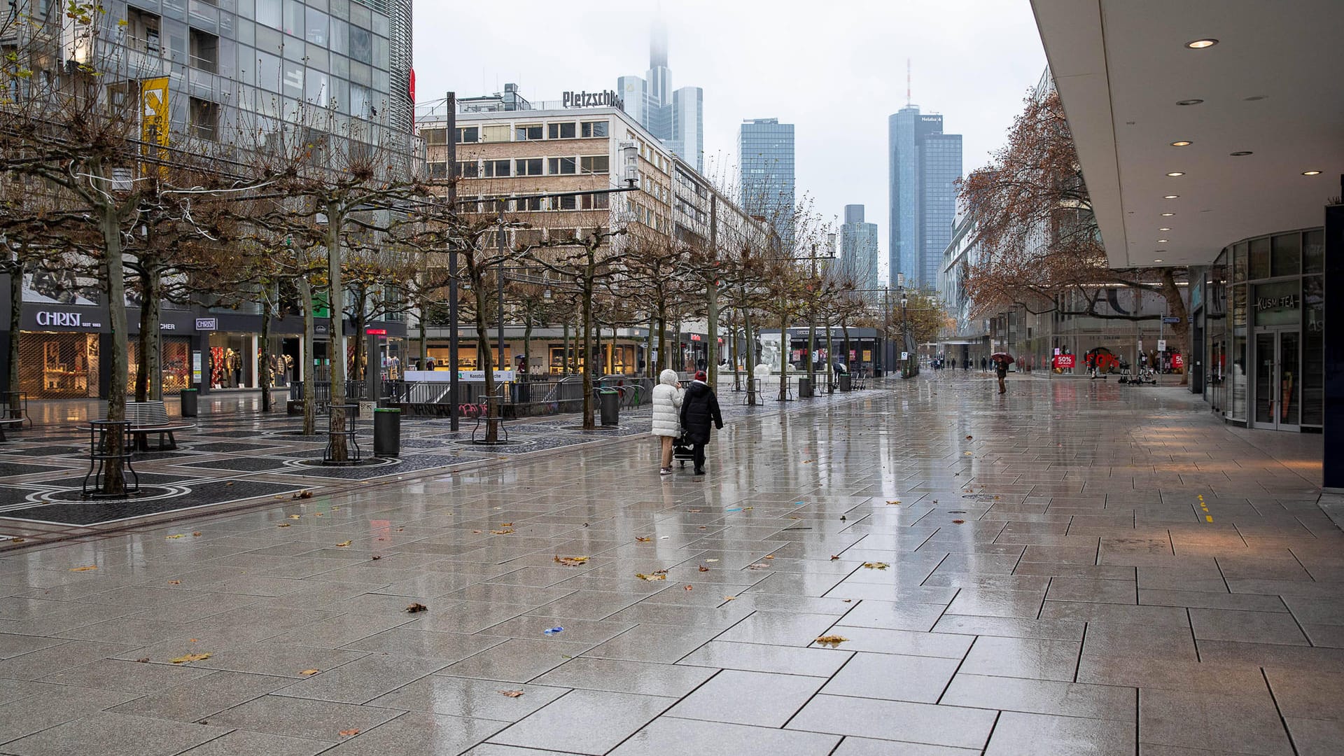 Leere Einkaufstraße in Frankfurt am Main: Der Lockdown soll Berichten zufolge verlängert werden.