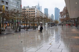 Leere Einkaufstraße in Frankfurt am Main: Der Lockdown soll Berichten zufolge verlängert werden.