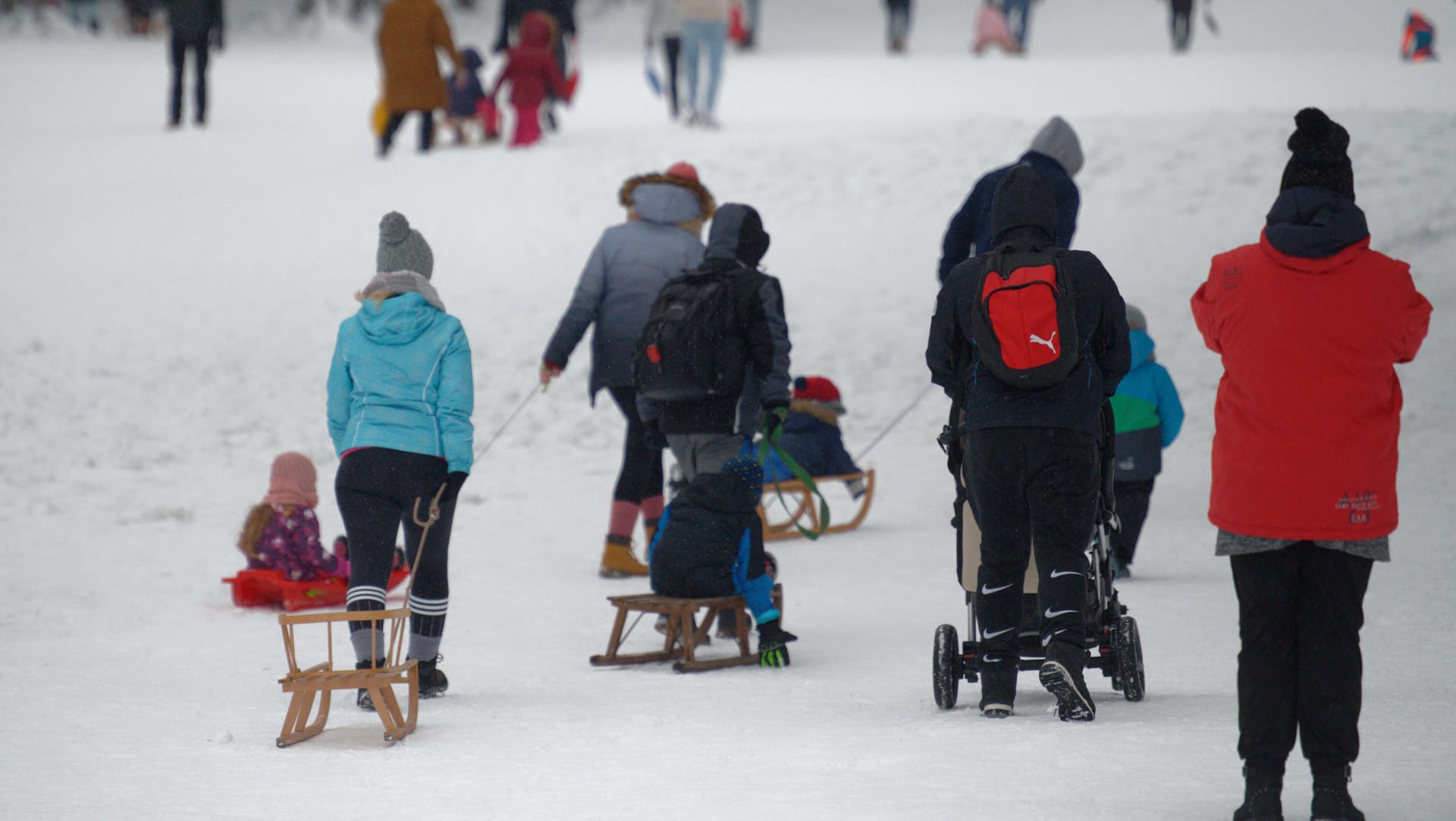 Trotz Corona und trotz Sperrung der Piste nutzen Besucher das Skigebiet in Winterberg: Am Wochenende waren deutsche Ski- und Erholungsgebiete mit einem Besucheransturm konfrontiert.