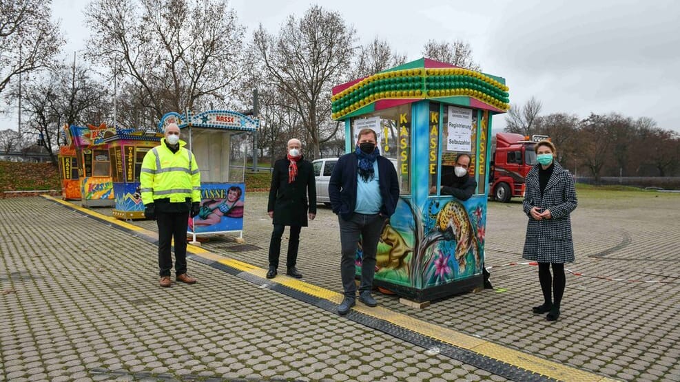 Bunte Schaustellerhäuschen auf dem Gelände der Cannstatter Wasen: Sie sollen die Arbeitsabläufe am Testzentrum erleichtern. Bunte Schaustellerhäuschen auf dem Gelände der Cannstatter Wasen: Sie sollen die Arbeitsabläufe am Testzentrum erleichtern.