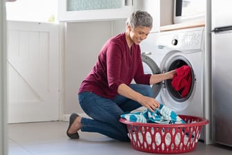 Wäschetrockner: Die Initiative Hausgeräte+ rät dazu, einige Bestandteile der Maschine regelmäßig zu reinigen.