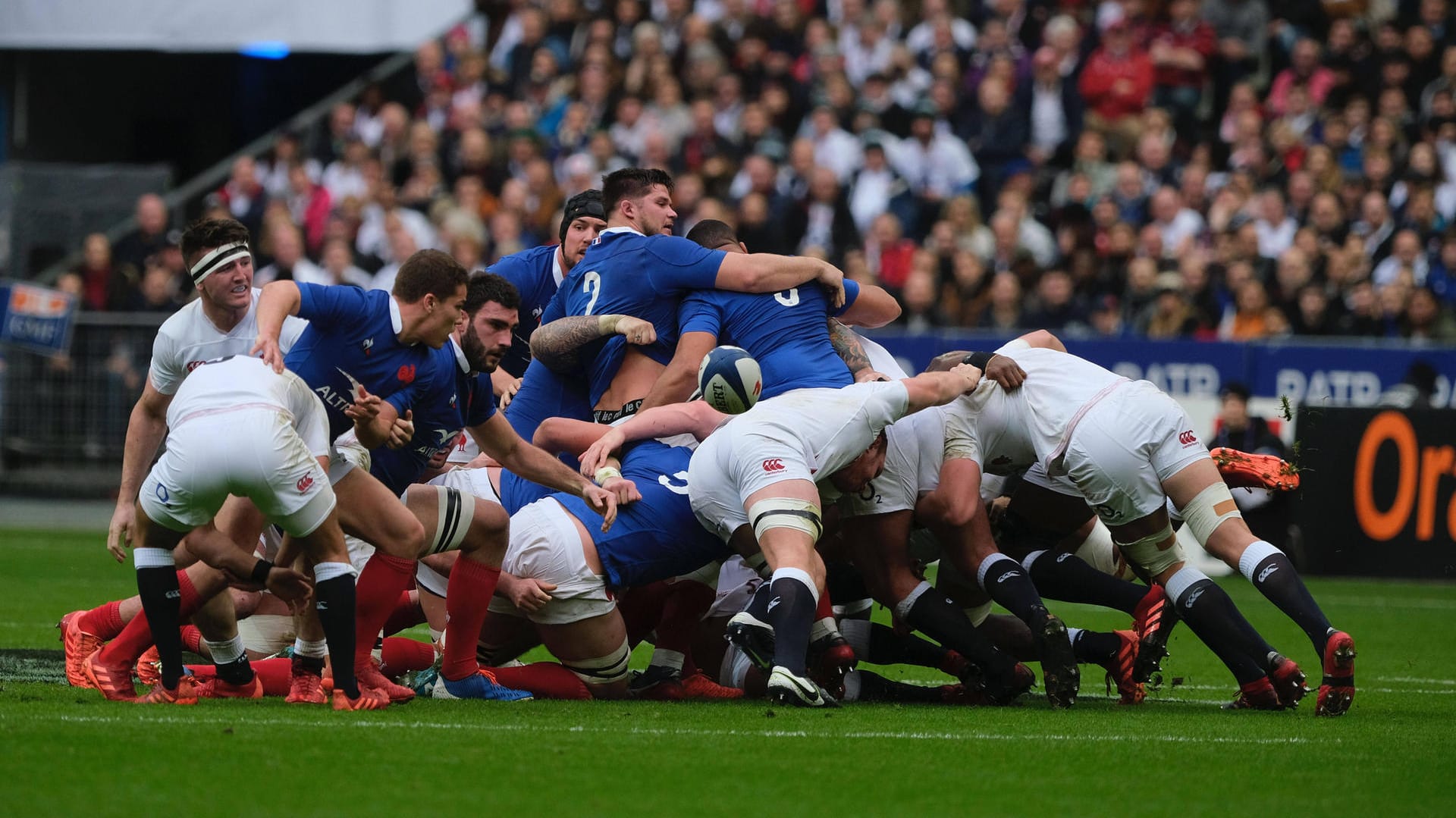 Frankreich gegen England beim Sechs-Nationen-Turnier (Symbolbild): Frankreichs Hooker Julien Marchand ist mittendrin.