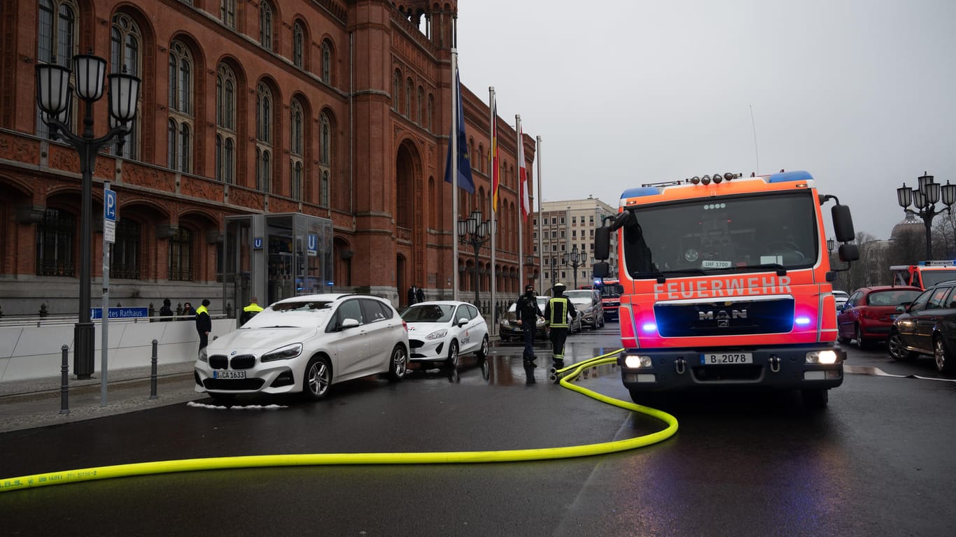 Feuerwehrautos stehen vor dem Roten Rathaus: Im Bereich des neuen Berliner U-Bahnhofs "Rotes Rathaus" hat ein U-Bahnwagen gebrannt.
