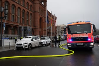 Feuerwehrautos stehen vor dem Roten Rathaus: Im Bereich des neuen Berliner U-Bahnhofs "Rotes Rathaus" hat ein U-Bahnwagen gebrannt.