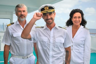 Die "Traumschiff"-Crew: Staff-Kapitän Martin Grimm (Daniel Morgenroth), Kapitän Max Parger (Florian Silbereisen) und Hanna Liebhold (Barbara Wussow).