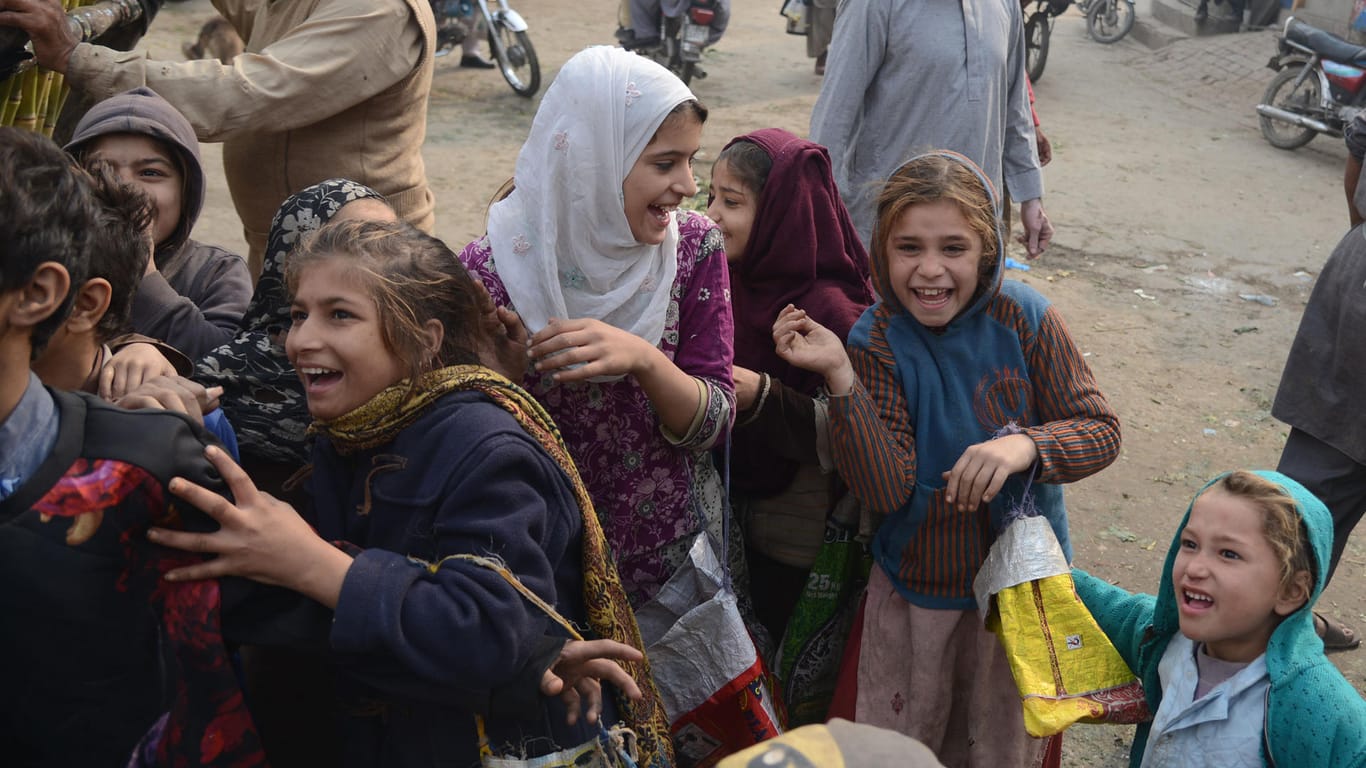 Mädchen auf einem Gemüsemarkt in Lahore, einer Stadt in Pakistan: Die Untersuchung der Jungfräulichkeit einer Frau ist nun verboten.