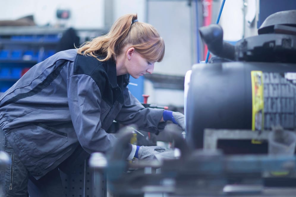 Reparatur in der Autowerkstatt: Statt eines kleinen Einzelteils wird häufig gleich das ganze Bauteil ausgetauscht – zu einem oftmals horrenden Preis.