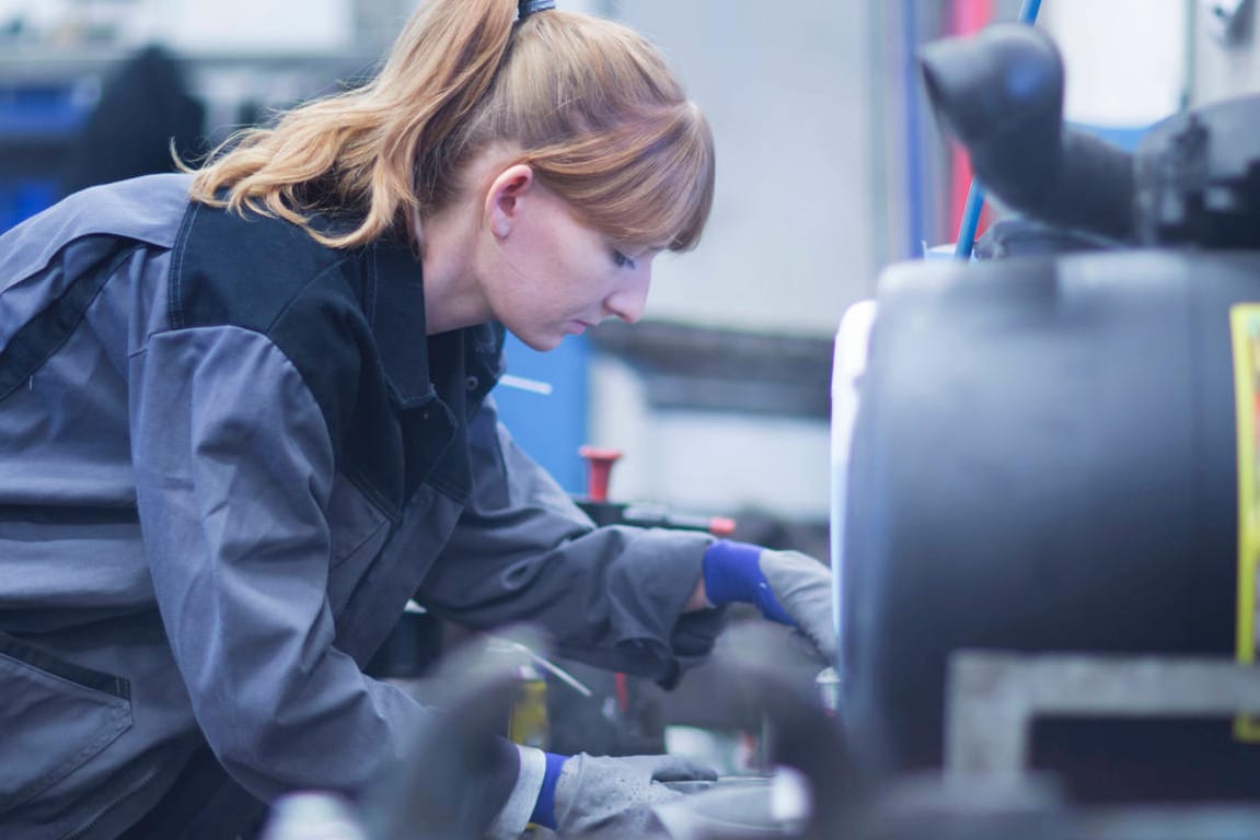 Reparatur in der Autowerkstatt: Statt eines kleinen Einzelteils wird häufig gleich das ganze Bauteil ausgetauscht – zu einem oftmals horrenden Preis.