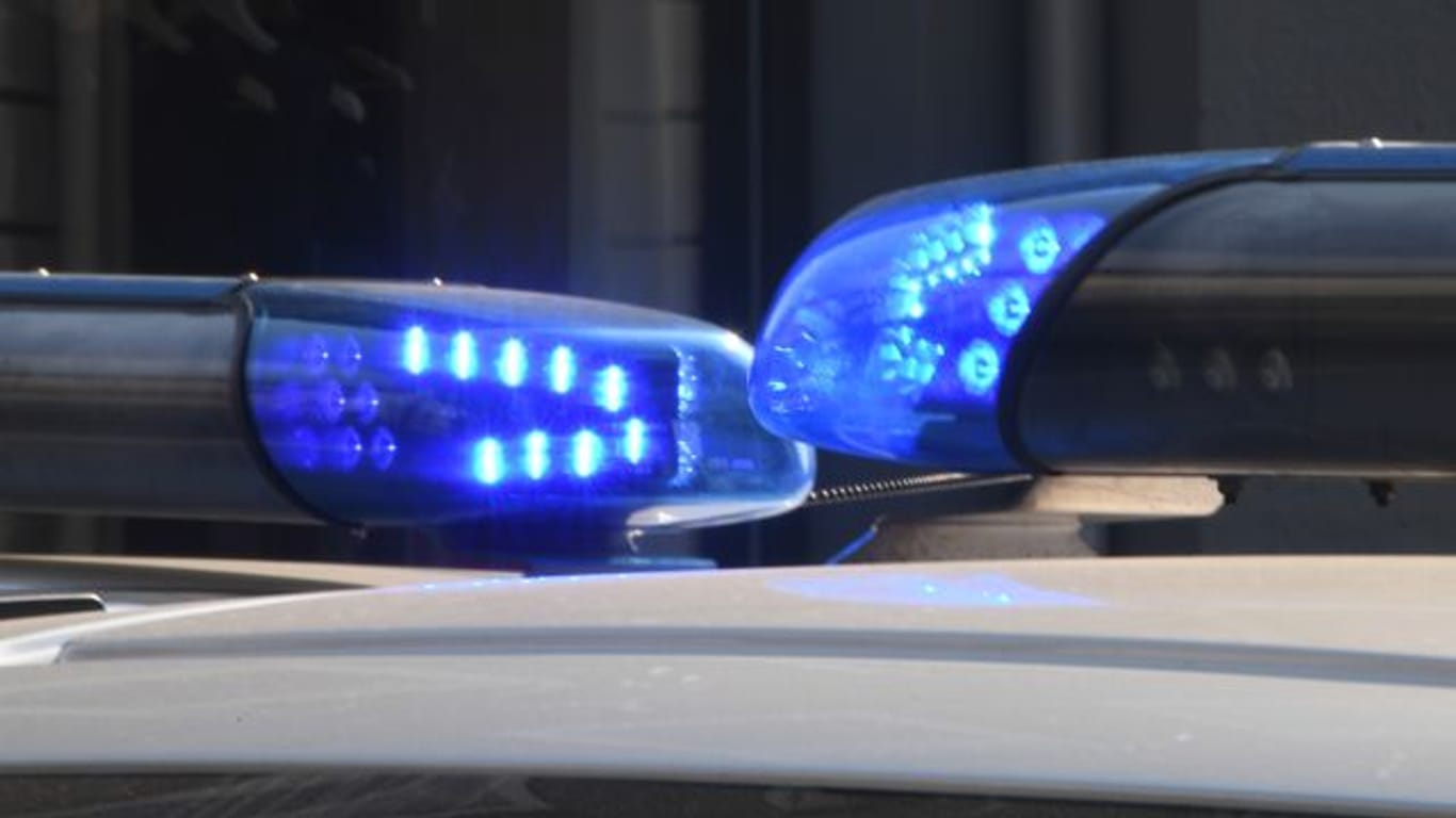 Blaulichter sind auf den Dächern von Polizeifahrzeugen zu sehen (Symbolbild): Die Polizei hat einen Betrunkenen mit möglicherweise gestohlenen Gegenständen in Hagen aufgehalten.