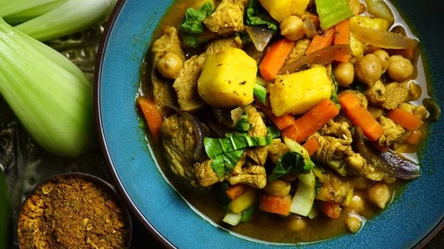 Hülsenfrüchte: Damit Kichererbsen im Curry gut durch sind, salzt man sie am besten erst spät.