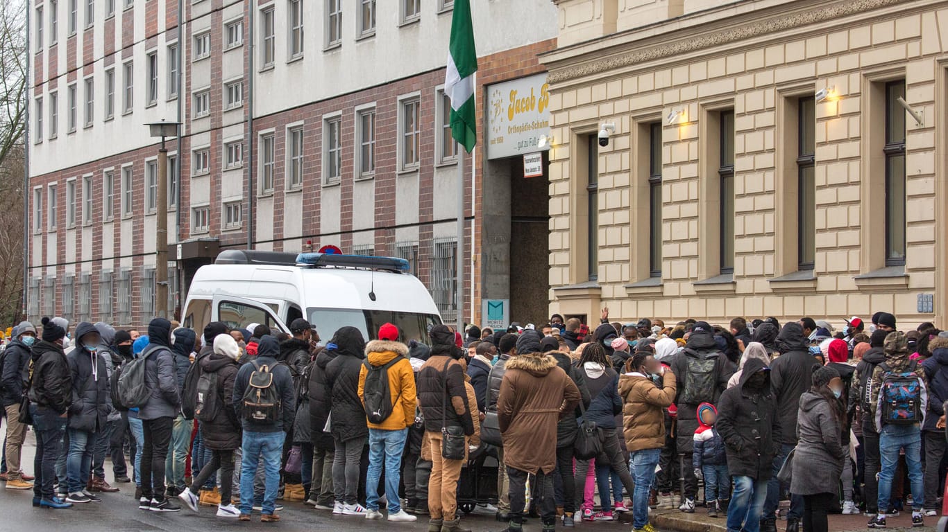 Gedränge vor der nigerianischen Botschaft in Berlin: Die Polizei hatte in Folge die Neue Jakobstraße abgesperrt.