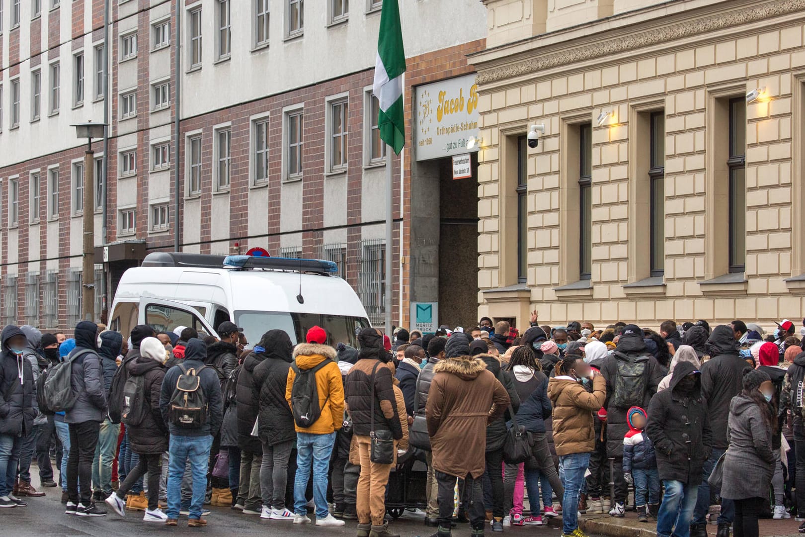 Gedränge vor der nigerianischen Botschaft in Berlin: Die Polizei hatte in Folge die Neue Jakobstraße abgesperrt.