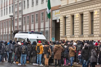 Gedränge vor der nigerianischen Botschaft in Berlin: Die Polizei hatte in Folge die Neue Jakobstraße abgesperrt.