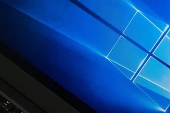 Ein Rechner mit Windows 10 (Symbolbild): Microsoft plant Designänderungen bei seinem Betriebssystem.