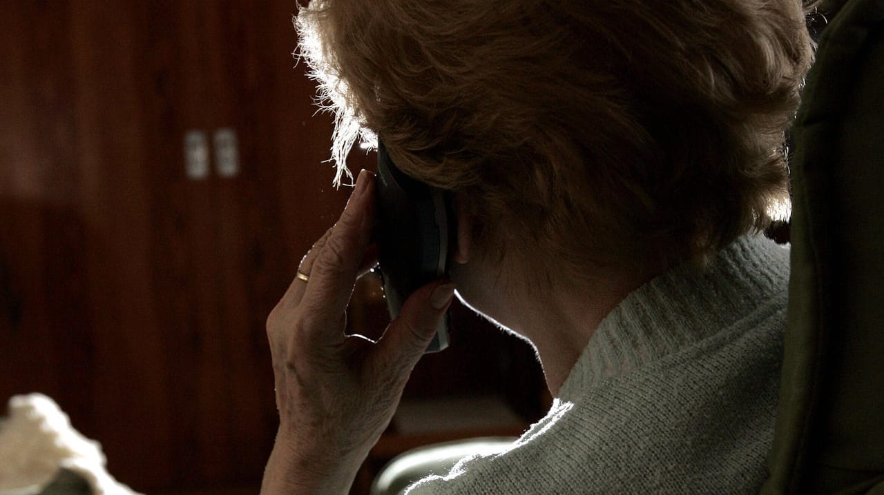 Rentnerin am Telefon (Symbolbild): Die Polizei in NRW warnt vor Impfbetrug per Telefon. Rentnerin am Telefon (Symbolbild): Die Polizei in NRW warnt vor Impfbetrug per Telefon.