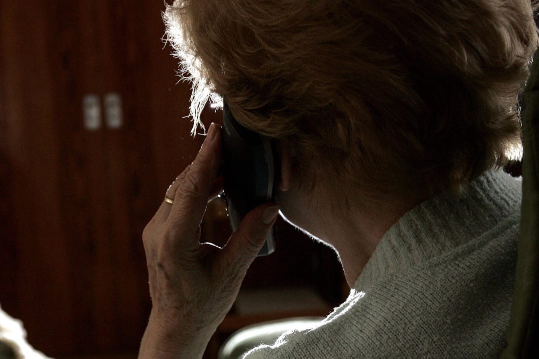 Rentnerin am Telefon (Symbolbild): Die Polizei in NRW warnt vor Impfbetrug per Telefon.